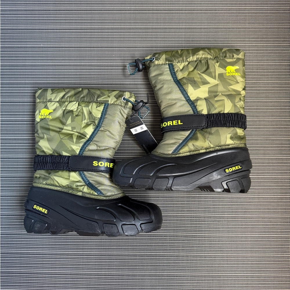 *new with tags* Sorel winter boots (youth size 3)